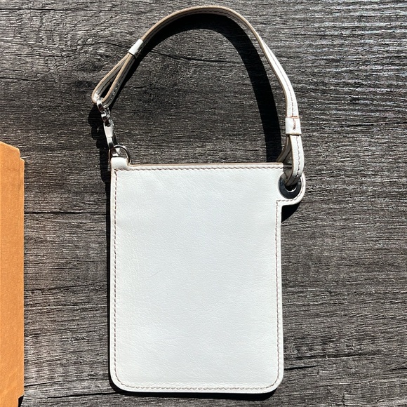 Auth. Tod’s White Leather Phone/Cards Case - Picture 6 of 16
